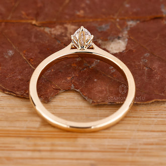 Diamondrensu ring with solitaire marquise diamond in yellow gold.