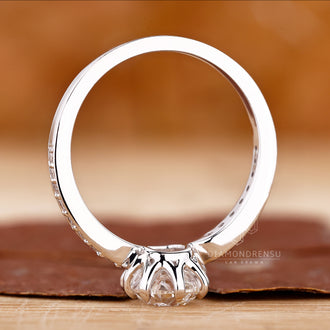 White Gold Ring with a sleek and modern design.