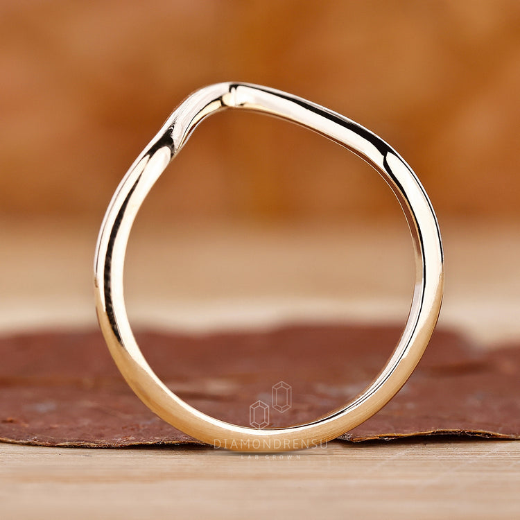 Minimal chevron band for elegant stacking