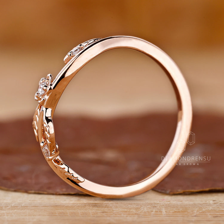Buy wedding band with nature inspired detailing.