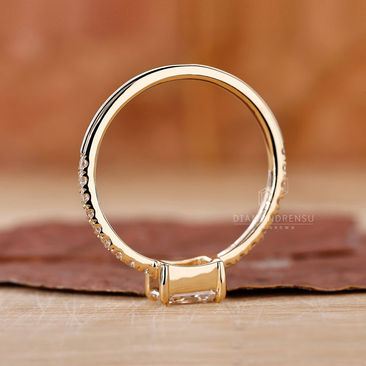 Claw Prong Setting on a radiant cut diamond engagement ring.