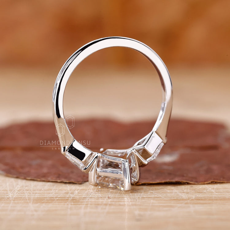 White Gold Ring with a brilliant 3 stone diamond setting.