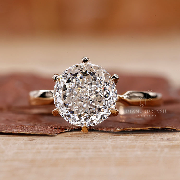 Round Diamond Engagement Ring showcasing exceptional clarity.