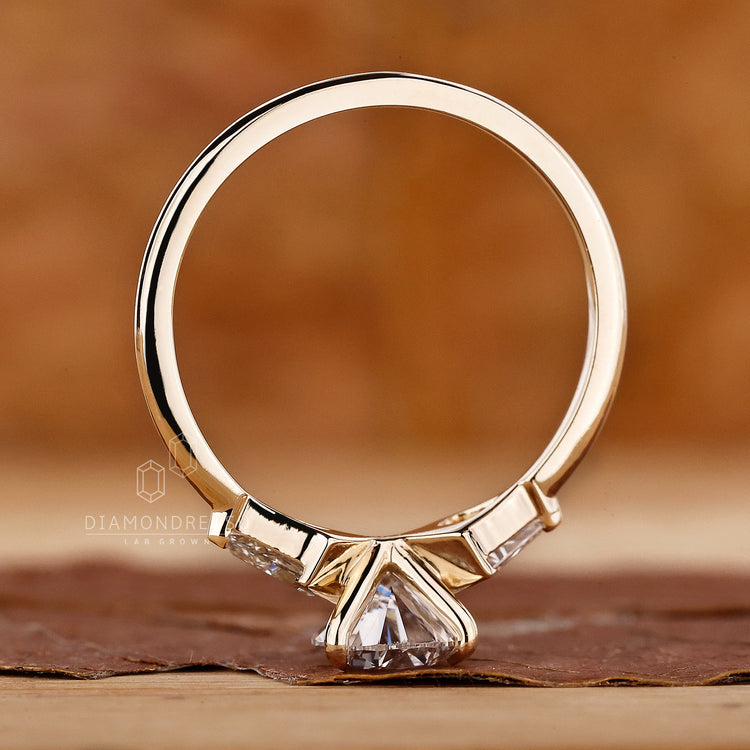 Yellow Gold Ring designed with a classic and refined style.