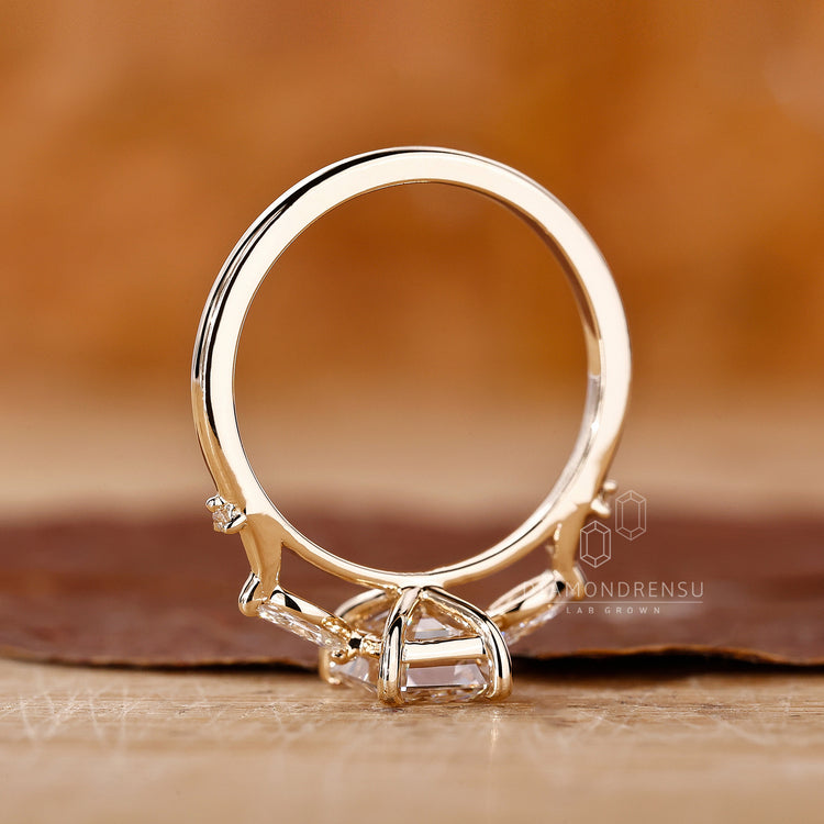 Round diamond ring designed for a modern and sophisticated look.