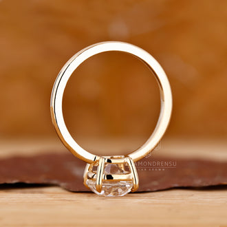 Diamondrensu engagement ring with cushion cut diamond.