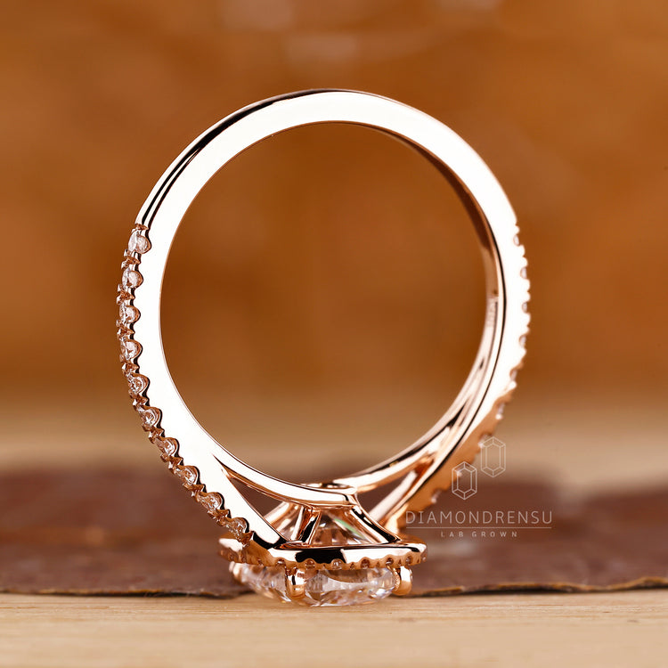 Diamondrensu engagement ring with bypass design.