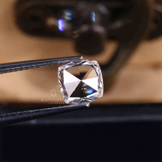 Square loose stone is ready for custom use.