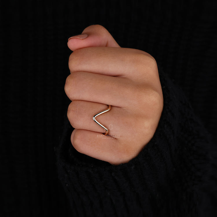 Diamondrensu wedding band in gold chevron style