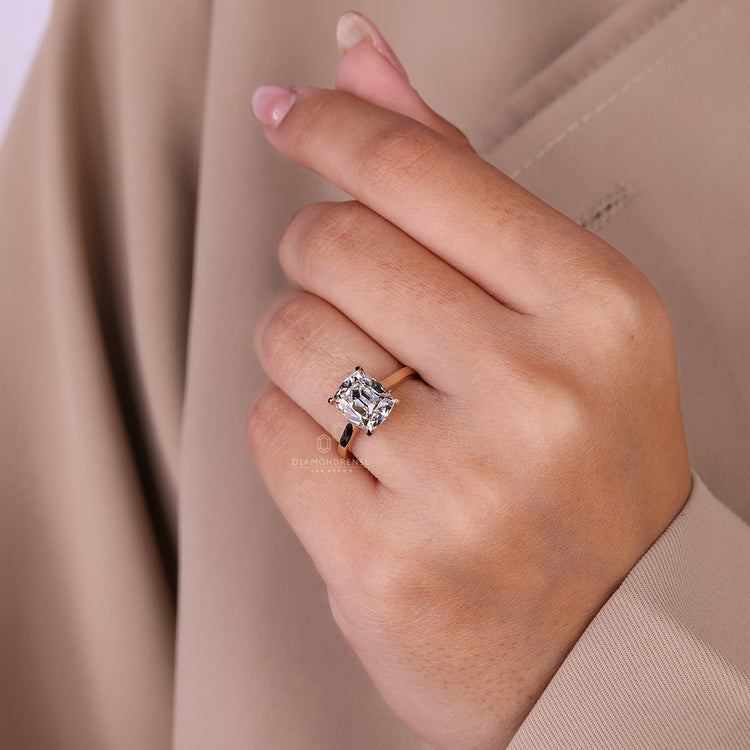 Diamondrensu ring crafted in cathedral style.