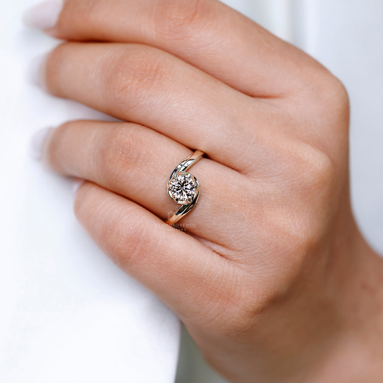 6 prong engagement ring in yellow gold ring style.