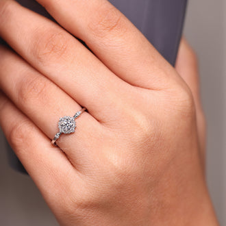 4 prong setting holds round side stones on the band.