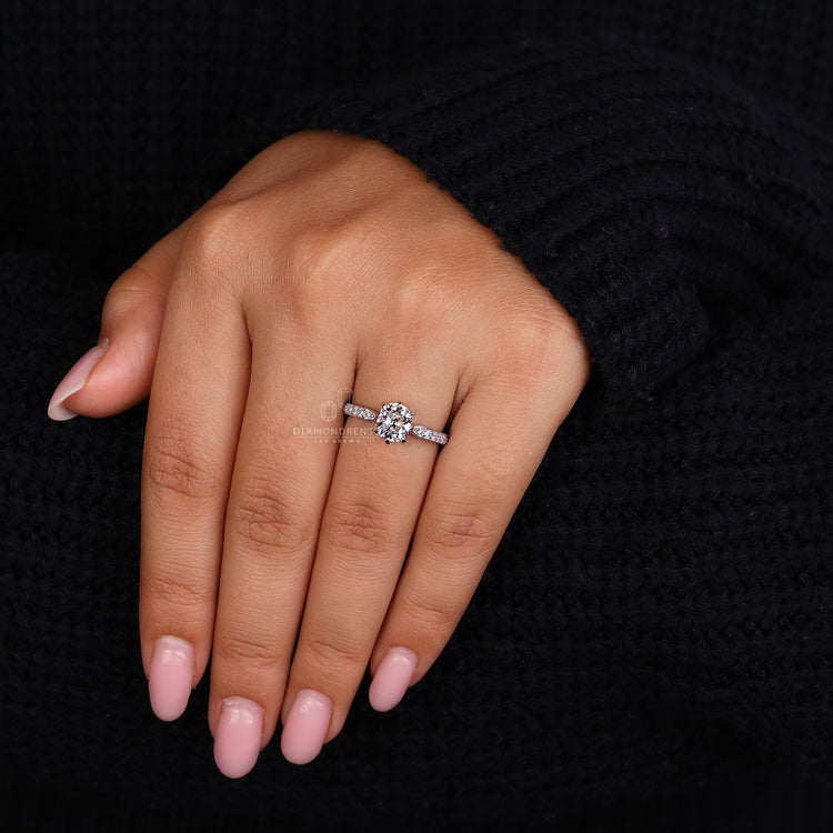 Round Cut Diamond Ring with timeless elegance and style.