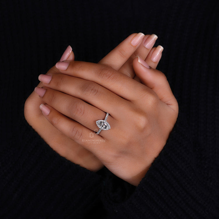 Buy a white gold ring with custom design from Diamondrensu.