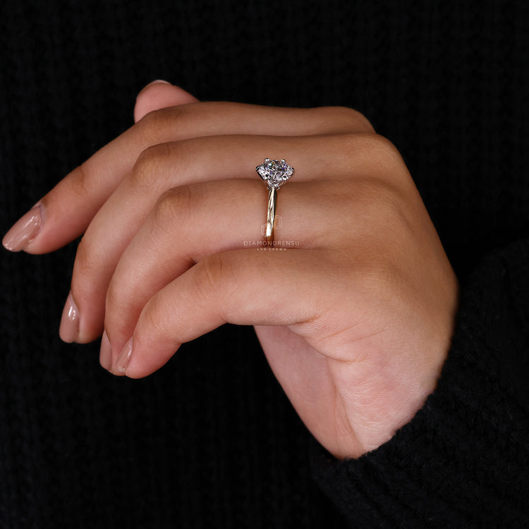 Knife edge shank ring for a modern look.