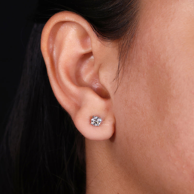 Sparkling 0.70 TCW round earring for everyday wear.