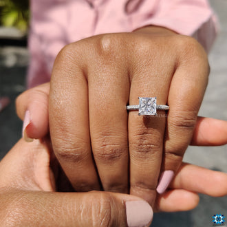 Chic claw prong design enhancing the gemstone’s brilliance.