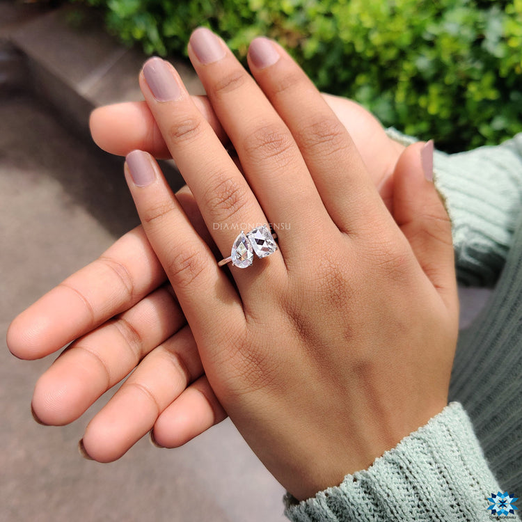 Diamondrensu engagement ring combines elegance with style.