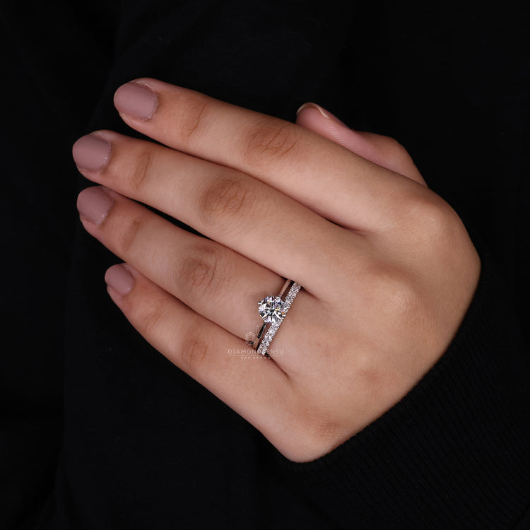 Prong Setting Ring featuring a stunning round diamond centerpiece.