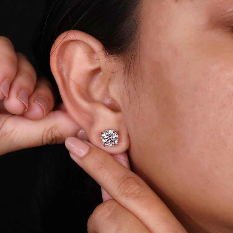 Diamond earring studs featuring IGI-certified diamonds for exceptional quality.