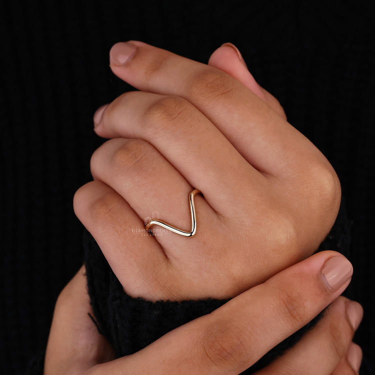 Wedding band V shape for stacking or solo wear