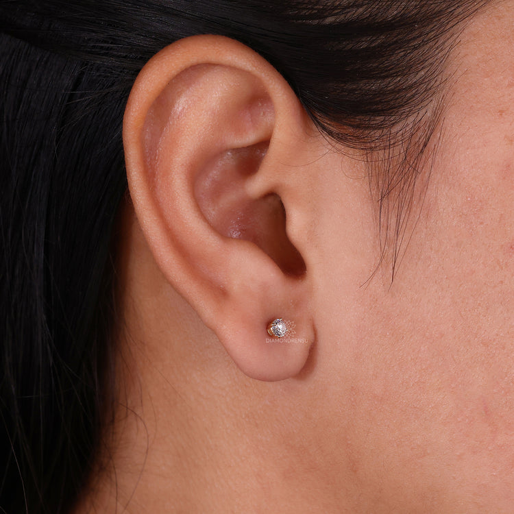 Diamond stud earrings for women in yellow gold with a three-prong setting.