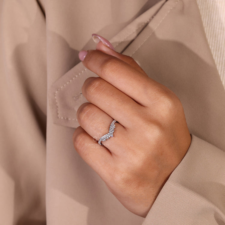 Curved diamond band with a delicate chevron design