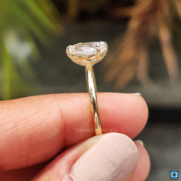 Diamondrensu ring with a stunning moissanite design.