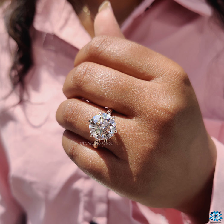 Twisted band ring featuring a sparkling center stone.