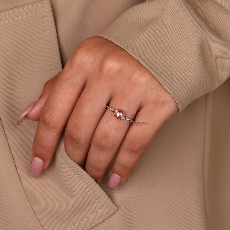 Round cut diamond ring in a sleek and minimalistic style for everyday wear.