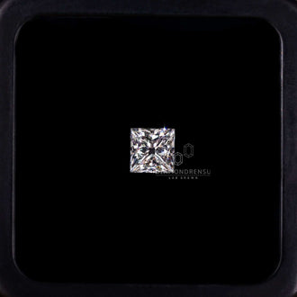 Diamondrensu loose stone is a princess cut diamond.