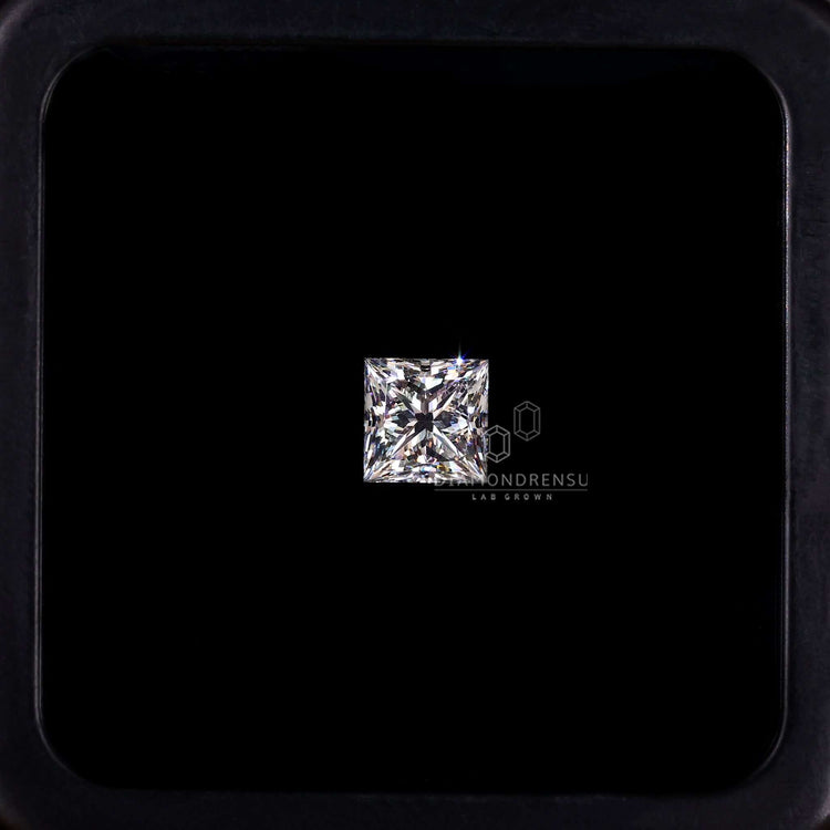 Diamondrensu loose stone is a princess cut diamond.