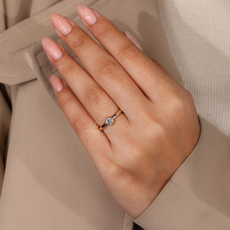 Brilliant cut diamond placed in a minimalist engagement ring design.