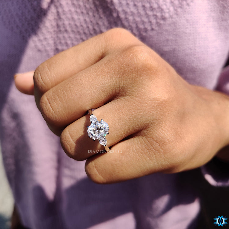 Diamondrensu engagement ring for a perfect proposal.