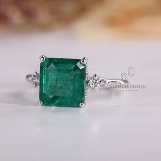 Round cut diamond halo ring with Lab Grown Diamond.