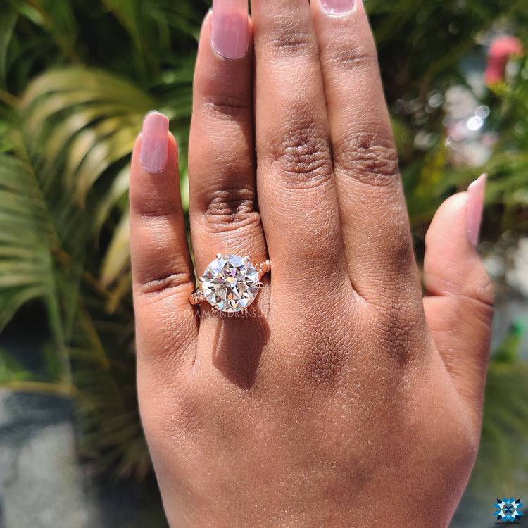 Diamondrensu engagement ring with a round moissanite center.