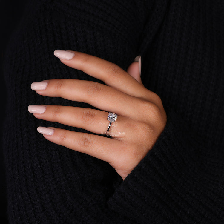 A simple engagement ring with a minimalist and modern aesthetic.