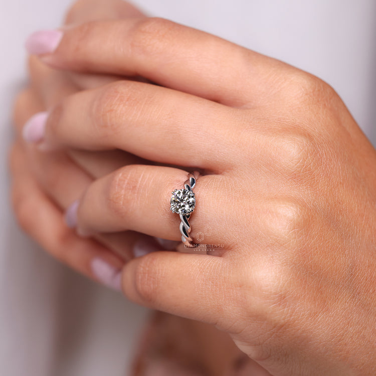 Round cut hidden halo setting with lab grown diamond