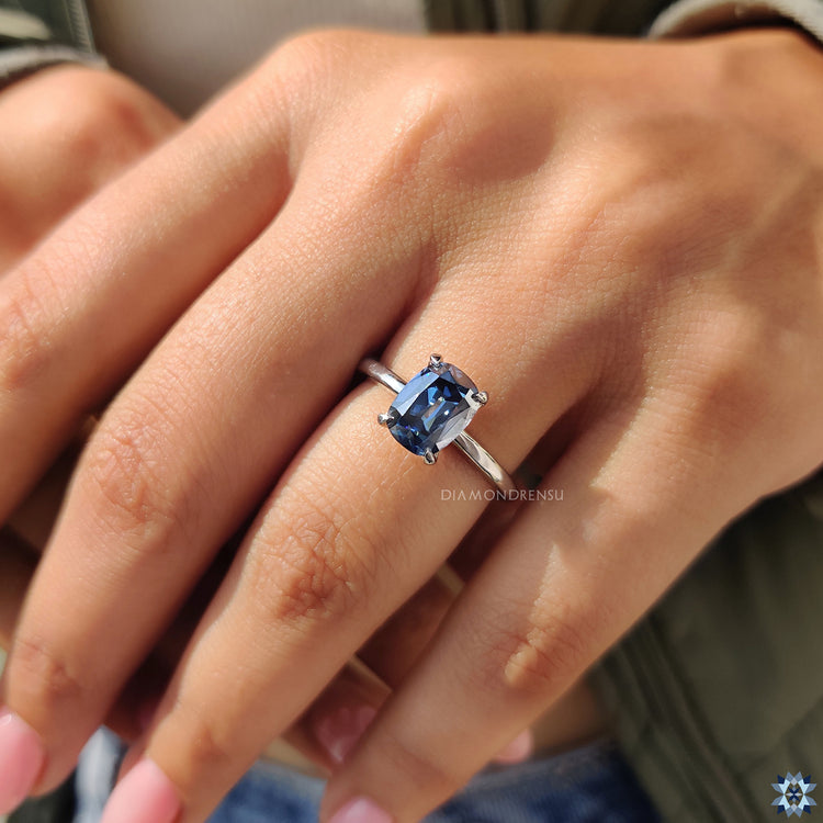 Diamondrensu Engagement Ring with Claw Prongs and Moissanite