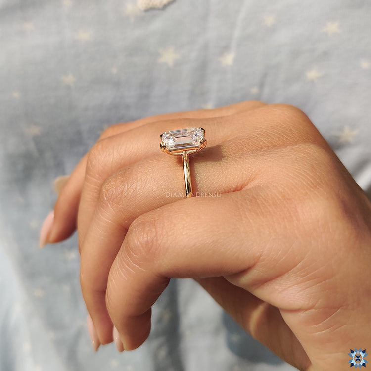 Yellow gold engagement ring with elegant craftsmanship