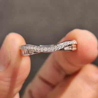 Tapered baguette wedding band in white gold.
