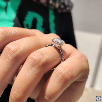 Buy engagement ring banner with a sparkling solitaire.