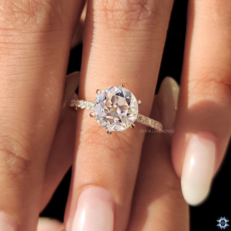 Diamondrensu engagement ring in yellow gold.