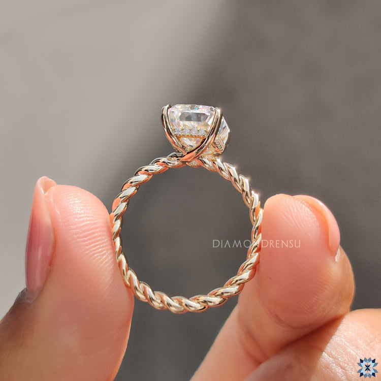 4 prong claw setting for moissanite solitaire.