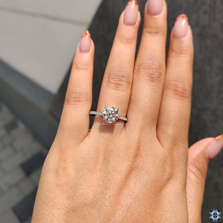 Diamondrensu engagement ring with exceptional brilliance.