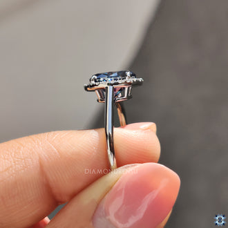 A cathedral setting ring elevates the center stone with style.