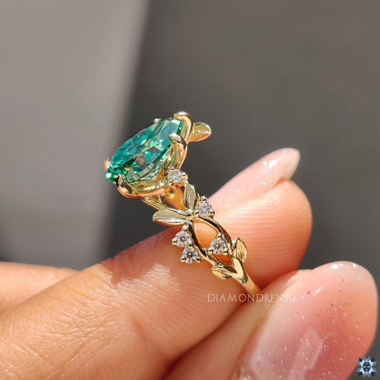 Pear cut nature inspired ring, blending nature’s elegance with the sparkle of a moissanite stone.