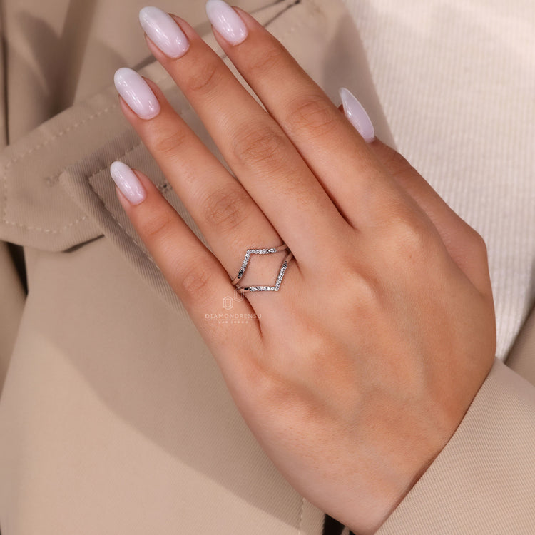 Handmade band in white gold with natural round sparkle.