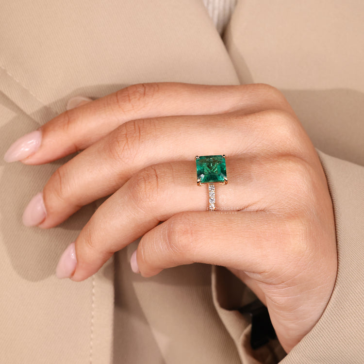 4 prong claw setting emerald gemstone ring.