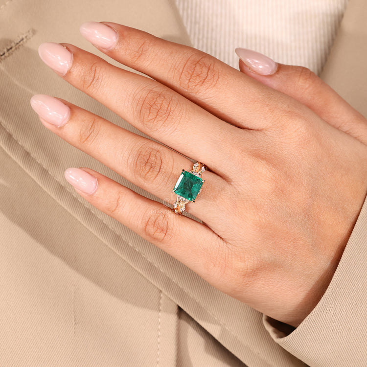 4 prong claw setting emerald gemstone ring.